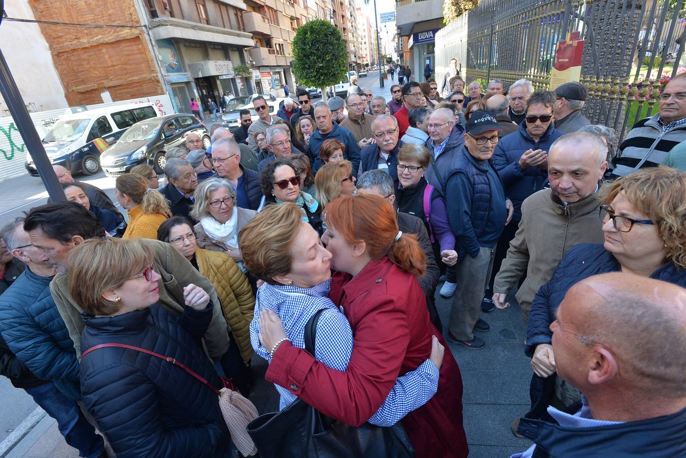 Integrantes de la Plataforma de afectados por la devolución de las ayudas de los terremotos se concentraron ayer a las puertas del palacio Huerto Ruano