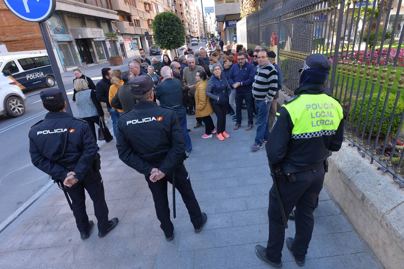 Integrantes de la Plataforma de afectados por la devolución de las ayudas de los terremotos se concentraron ayer a las puertas del palacio Huerto Ruano