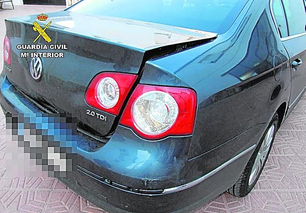 El coche que contenía los maletines con joyas robados en Totana. gc