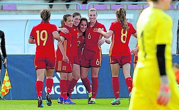 España gana con goles de Eva Navarro