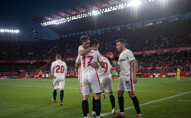 Los jugadores del Sevilla, celebran el tanto de Sarabia. 