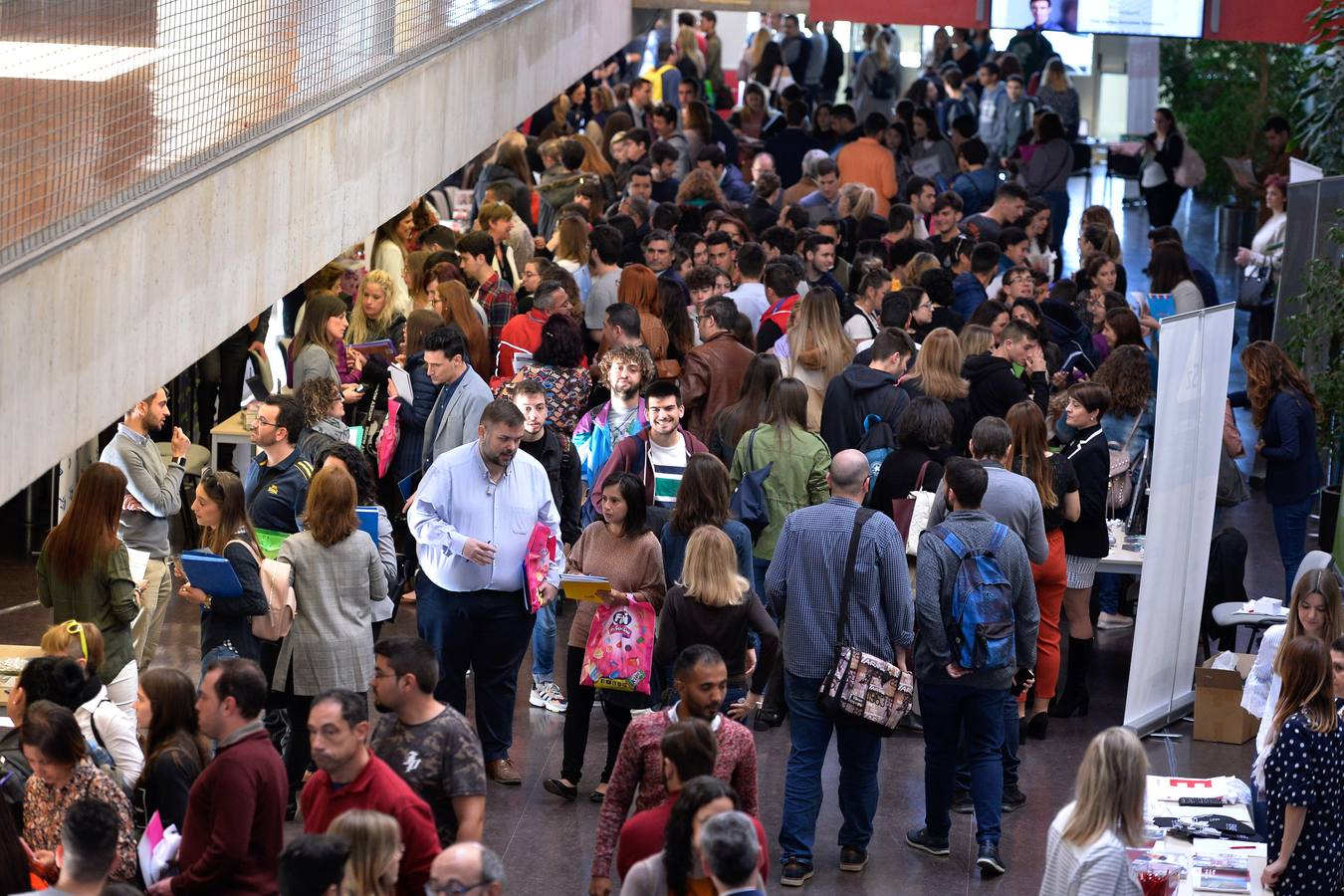 Empresarios, estudiantes y buscadores de empleo, en la feria celebrada ayer en la Facultad de Economía de la UMU.