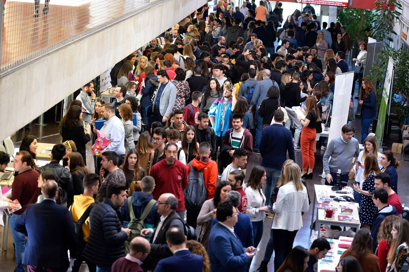 Empresarios, estudiantes y buscadores de empleo, en la feria celebrada ayer en la Facultad de Economía de la UMU.