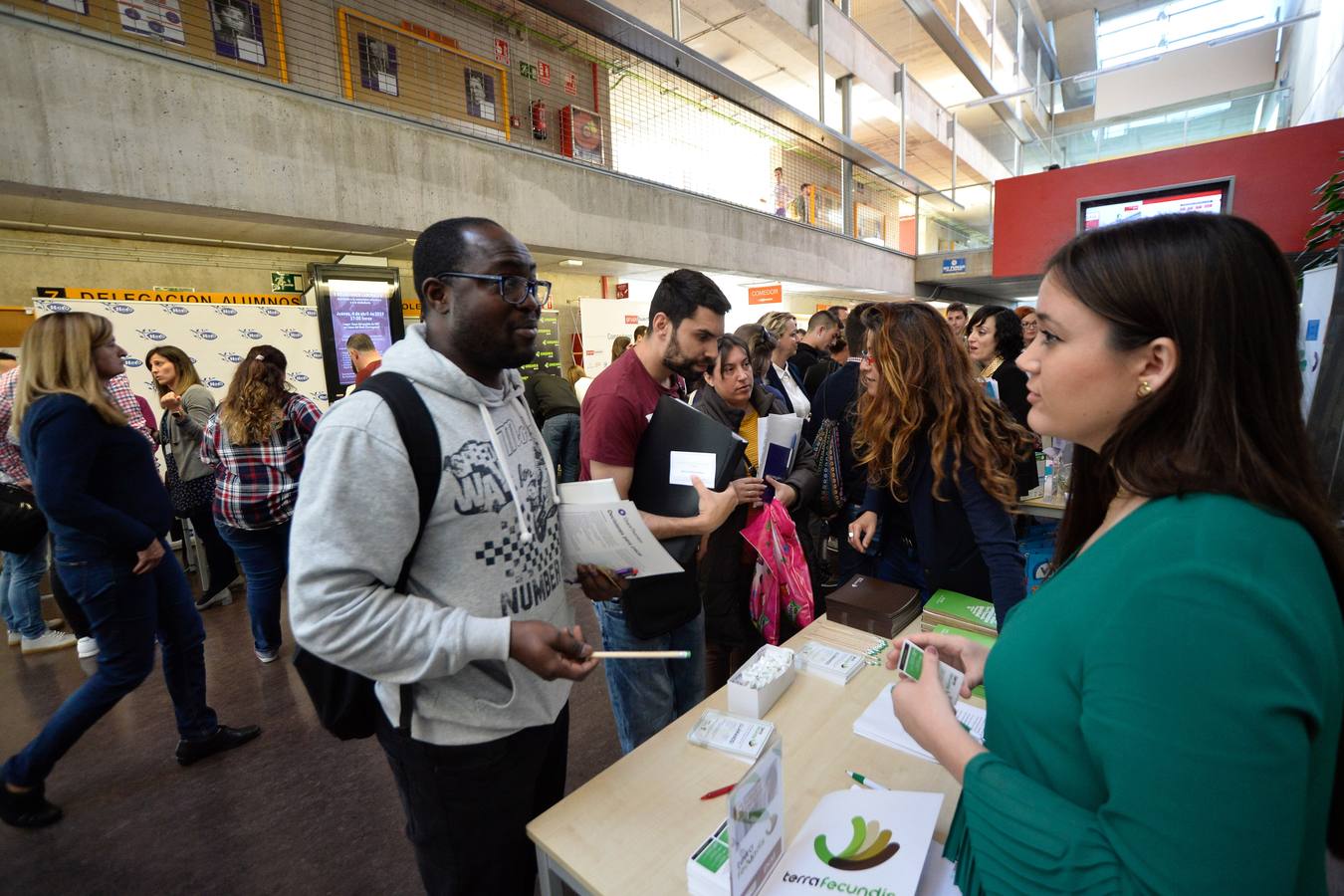 Empresarios, estudiantes y buscadores de empleo, en la feria celebrada ayer en la Facultad de Economía de la UMU.