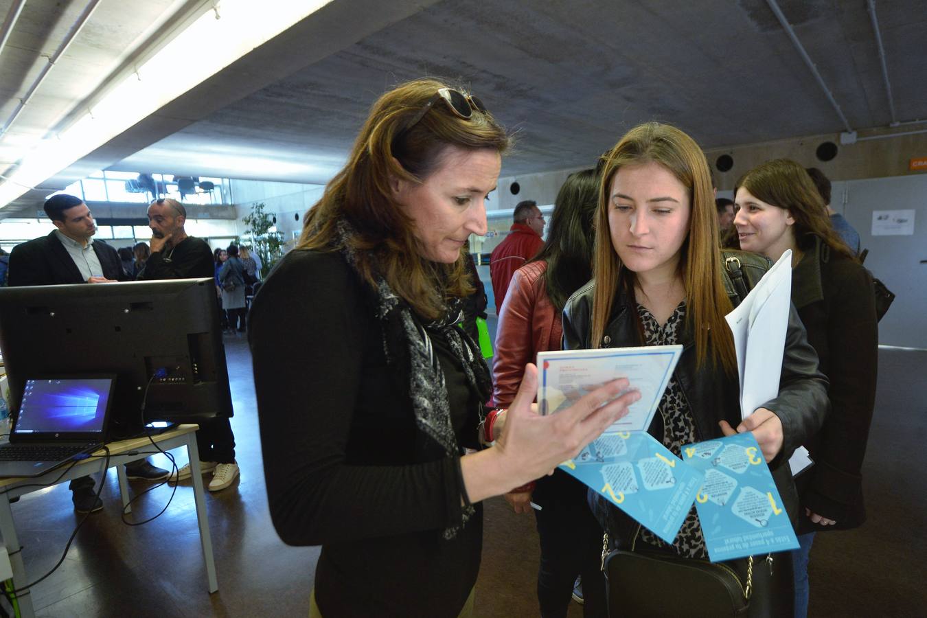 Empresarios, estudiantes y buscadores de empleo, en la feria celebrada ayer en la Facultad de Economía de la UMU.
