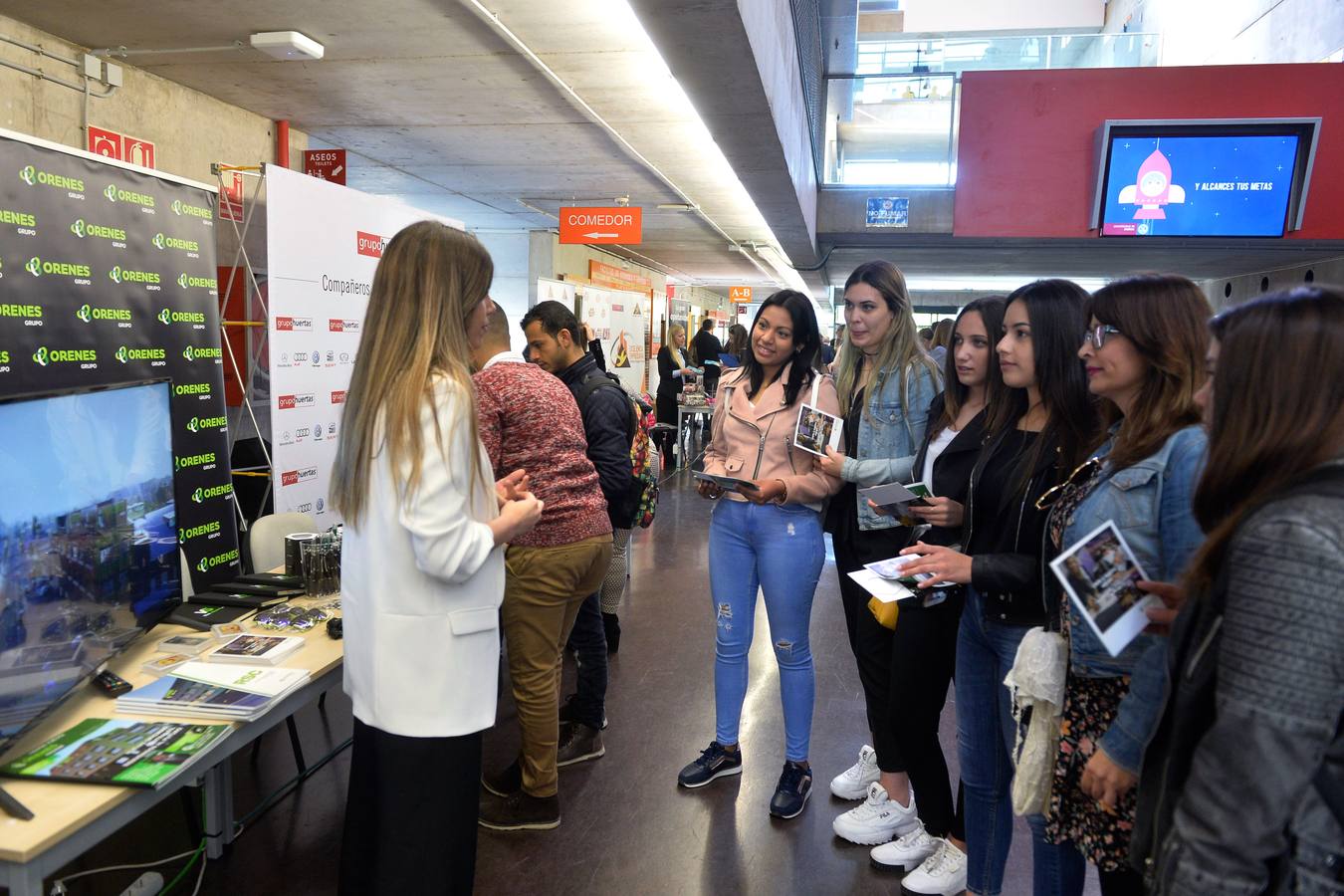 Empresarios, estudiantes y buscadores de empleo, en la feria celebrada ayer en la Facultad de Economía de la UMU.
