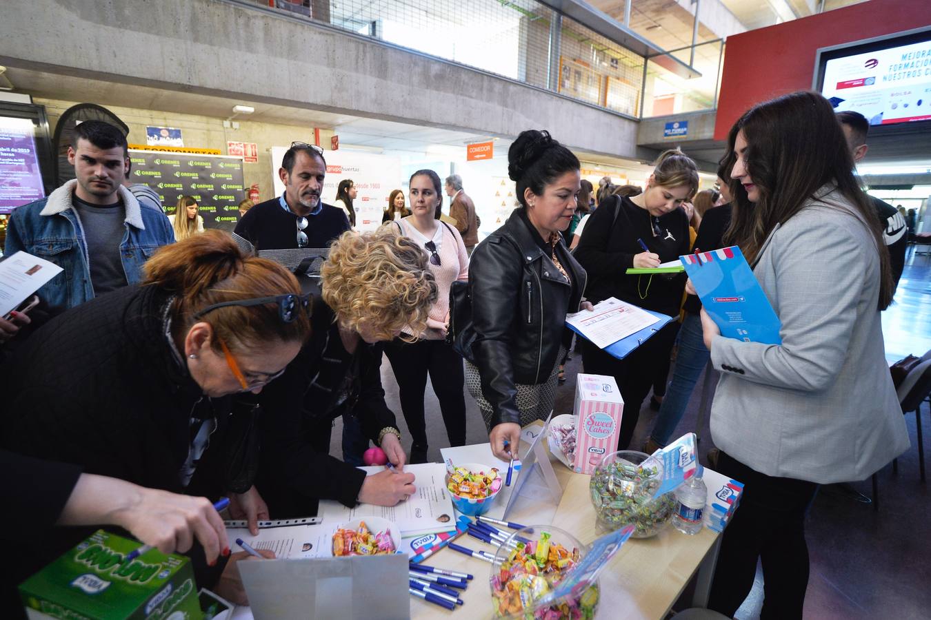 Empresarios, estudiantes y buscadores de empleo, en la feria celebrada ayer en la Facultad de Economía de la UMU.