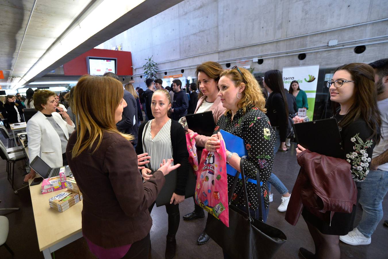 Empresarios, estudiantes y buscadores de empleo, en la feria celebrada ayer en la Facultad de Economía de la UMU.