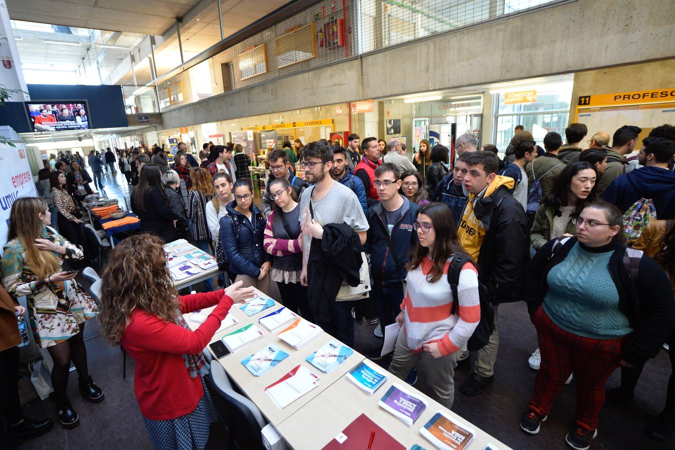 Empresarios, estudiantes y buscadores de empleo, en la feria celebrada ayer en la Facultad de Economía de la UMU.