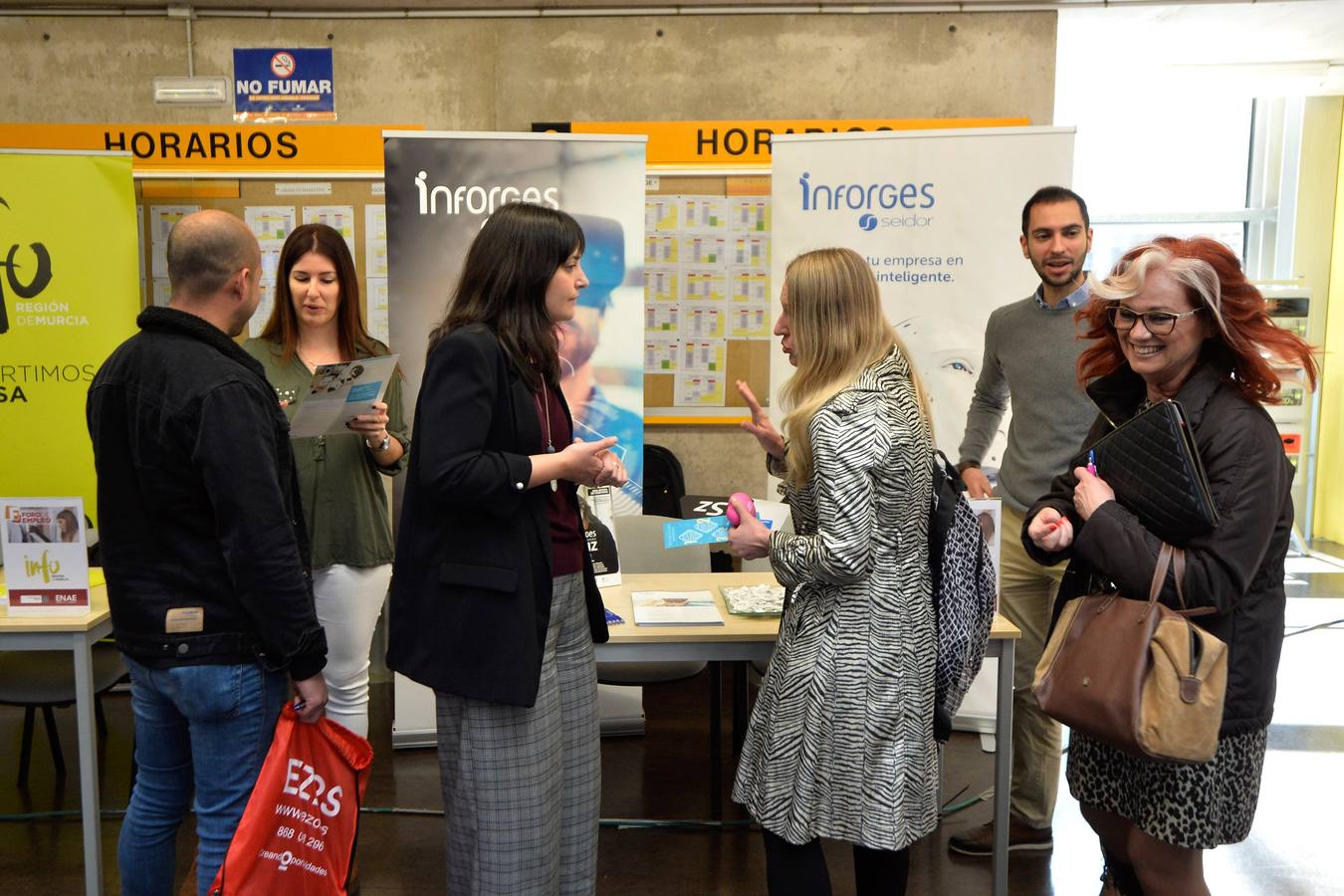Empresarios, estudiantes y buscadores de empleo, en la feria celebrada ayer en la Facultad de Economía de la UMU.
