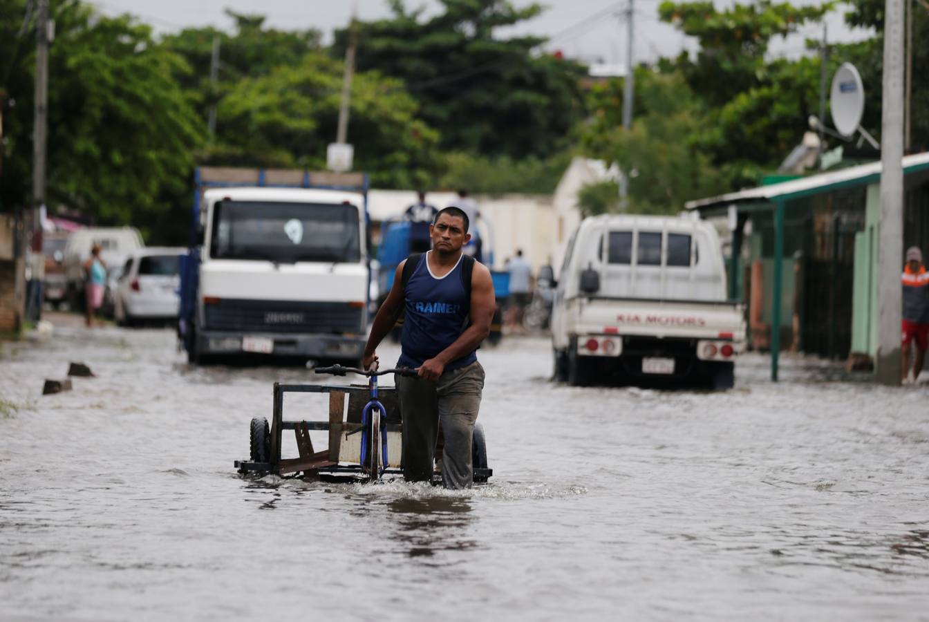 Los habitantes del Bañado Sur, una de las zonas de Asunción golpeadas por las inundaciones del río Paraguay, desconfían de las soluciones del Gobierno ante este problema cíclico, que ha obligado a unas 2.000 familias a dejar sus hogares y a la Junta Municipal a declarar el estado de emergencia.