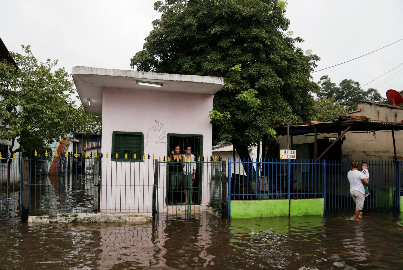 Los habitantes del Bañado Sur, una de las zonas de Asunción golpeadas por las inundaciones del río Paraguay, desconfían de las soluciones del Gobierno ante este problema cíclico, que ha obligado a unas 2.000 familias a dejar sus hogares y a la Junta Municipal a declarar el estado de emergencia.