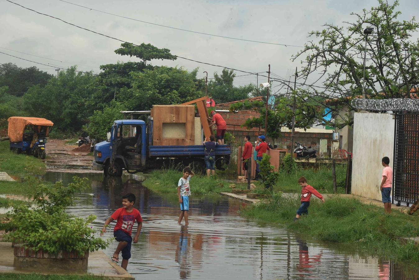 Los habitantes del Bañado Sur, una de las zonas de Asunción golpeadas por las inundaciones del río Paraguay, desconfían de las soluciones del Gobierno ante este problema cíclico, que ha obligado a unas 2.000 familias a dejar sus hogares y a la Junta Municipal a declarar el estado de emergencia.