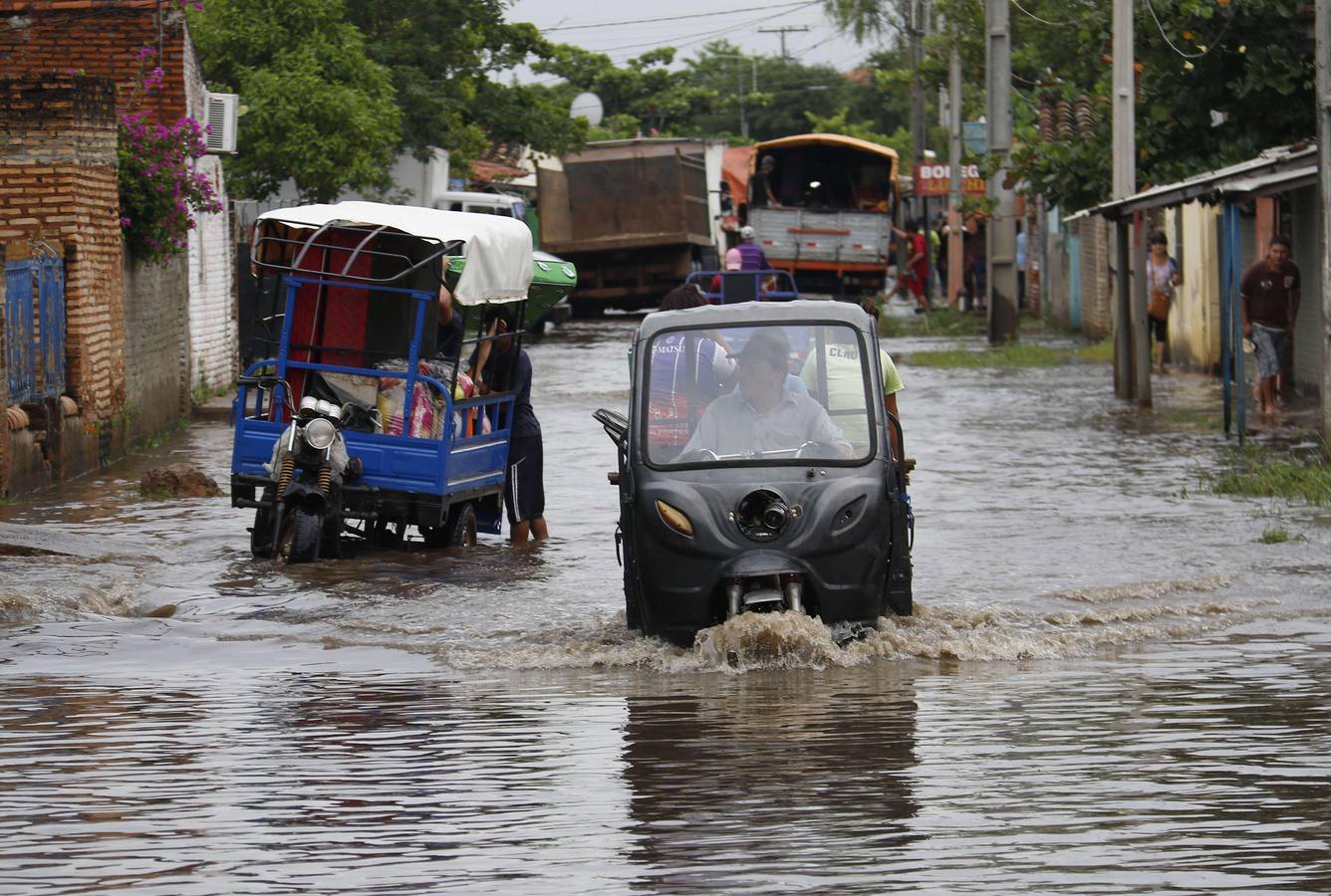 Los habitantes del Bañado Sur, una de las zonas de Asunción golpeadas por las inundaciones del río Paraguay, desconfían de las soluciones del Gobierno ante este problema cíclico, que ha obligado a unas 2.000 familias a dejar sus hogares y a la Junta Municipal a declarar el estado de emergencia.