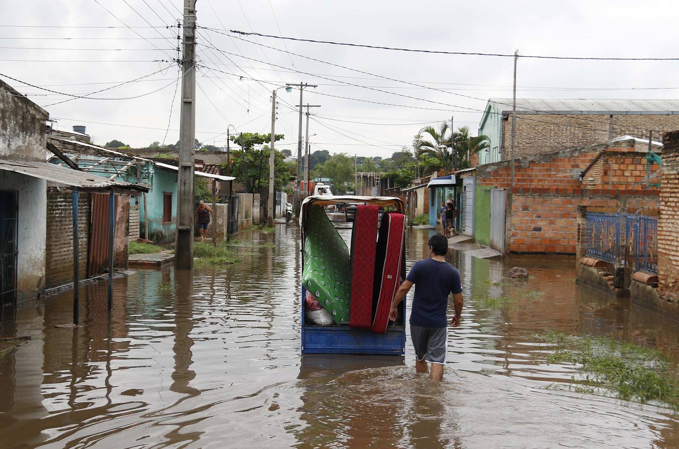 Los habitantes del Bañado Sur, una de las zonas de Asunción golpeadas por las inundaciones del río Paraguay, desconfían de las soluciones del Gobierno ante este problema cíclico, que ha obligado a unas 2.000 familias a dejar sus hogares y a la Junta Municipal a declarar el estado de emergencia.