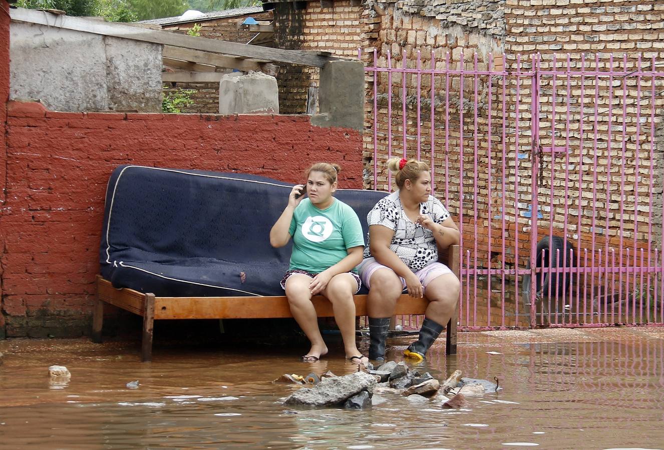 Los habitantes del Bañado Sur, una de las zonas de Asunción golpeadas por las inundaciones del río Paraguay, desconfían de las soluciones del Gobierno ante este problema cíclico, que ha obligado a unas 2.000 familias a dejar sus hogares y a la Junta Municipal a declarar el estado de emergencia.