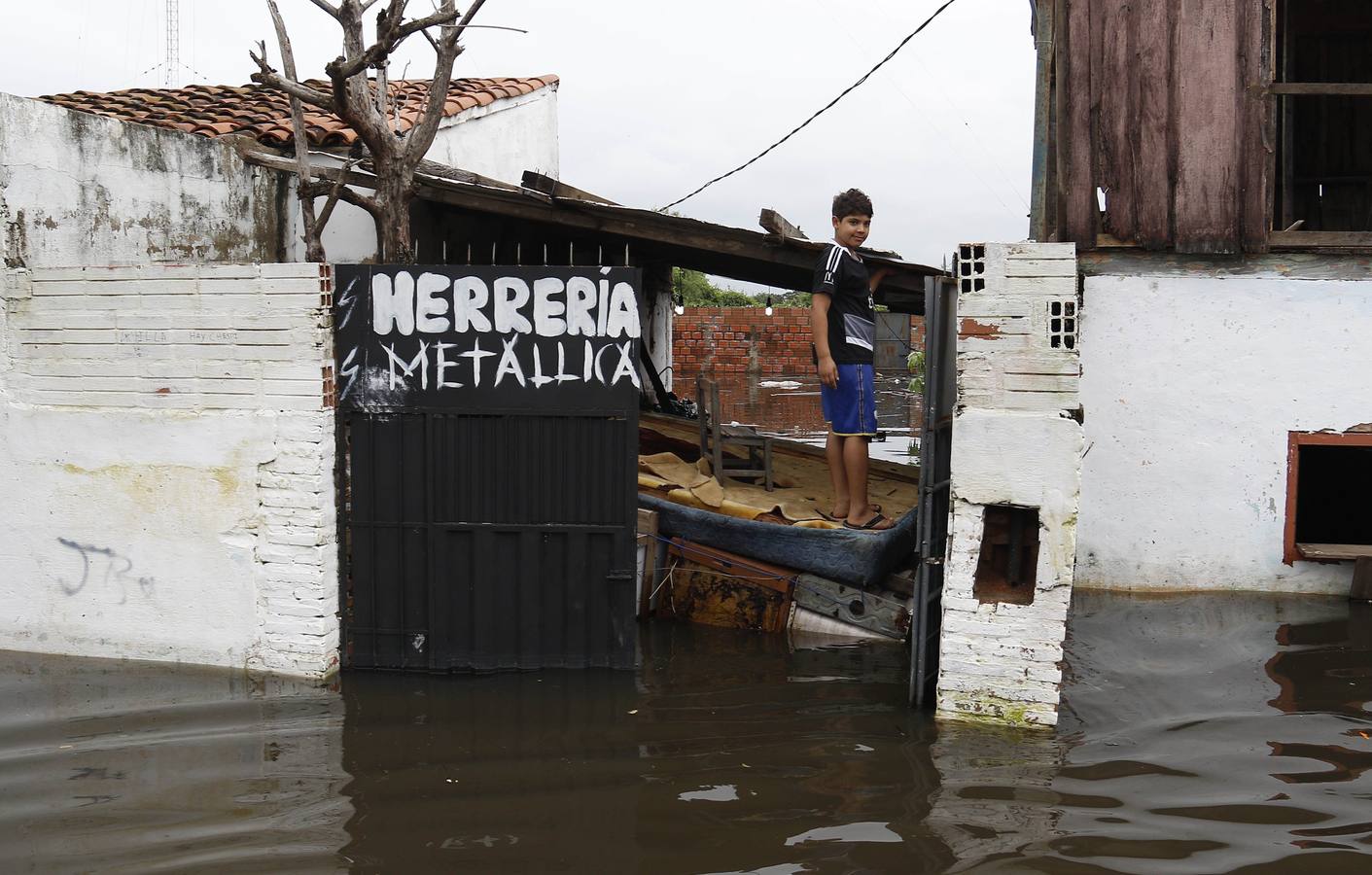 Los habitantes del Bañado Sur, una de las zonas de Asunción golpeadas por las inundaciones del río Paraguay, desconfían de las soluciones del Gobierno ante este problema cíclico, que ha obligado a unas 2.000 familias a dejar sus hogares y a la Junta Municipal a declarar el estado de emergencia.