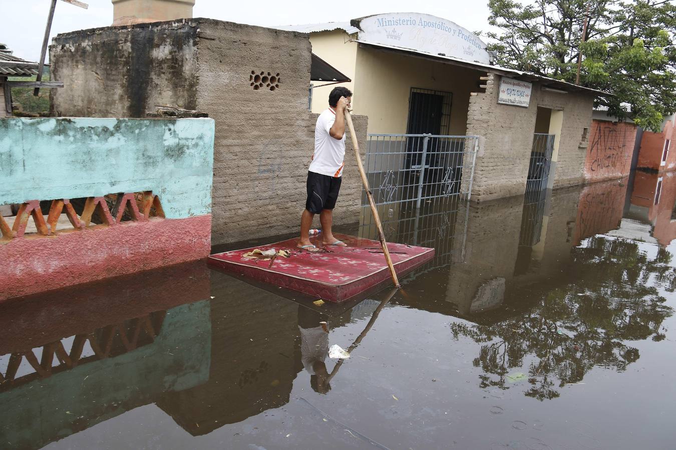 Los habitantes del Bañado Sur, una de las zonas de Asunción golpeadas por las inundaciones del río Paraguay, desconfían de las soluciones del Gobierno ante este problema cíclico, que ha obligado a unas 2.000 familias a dejar sus hogares y a la Junta Municipal a declarar el estado de emergencia.