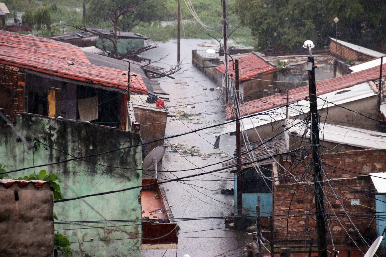 Los habitantes del Bañado Sur, una de las zonas de Asunción golpeadas por las inundaciones del río Paraguay, desconfían de las soluciones del Gobierno ante este problema cíclico, que ha obligado a unas 2.000 familias a dejar sus hogares y a la Junta Municipal a declarar el estado de emergencia.