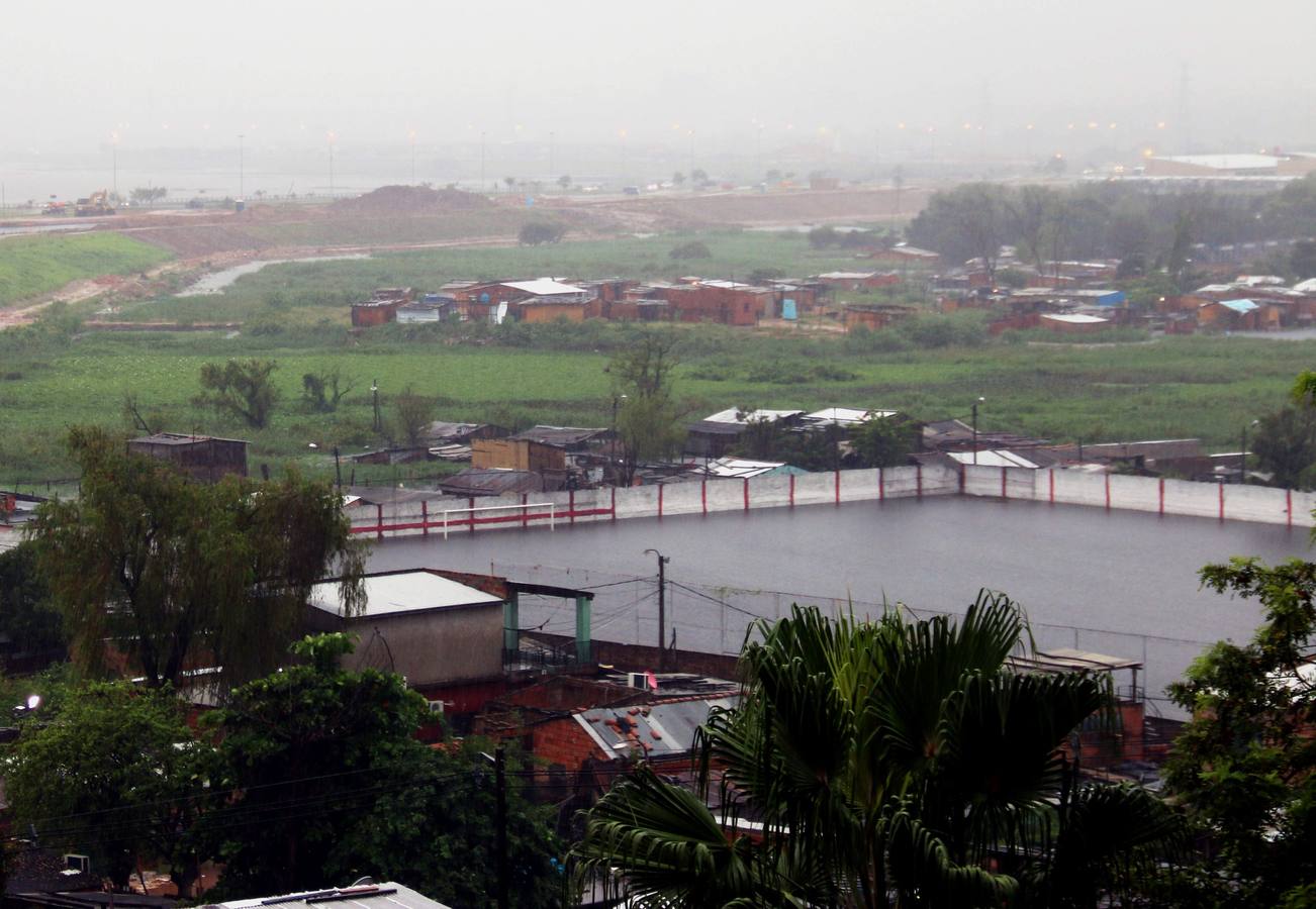 Los habitantes del Bañado Sur, una de las zonas de Asunción golpeadas por las inundaciones del río Paraguay, desconfían de las soluciones del Gobierno ante este problema cíclico, que ha obligado a unas 2.000 familias a dejar sus hogares y a la Junta Municipal a declarar el estado de emergencia.