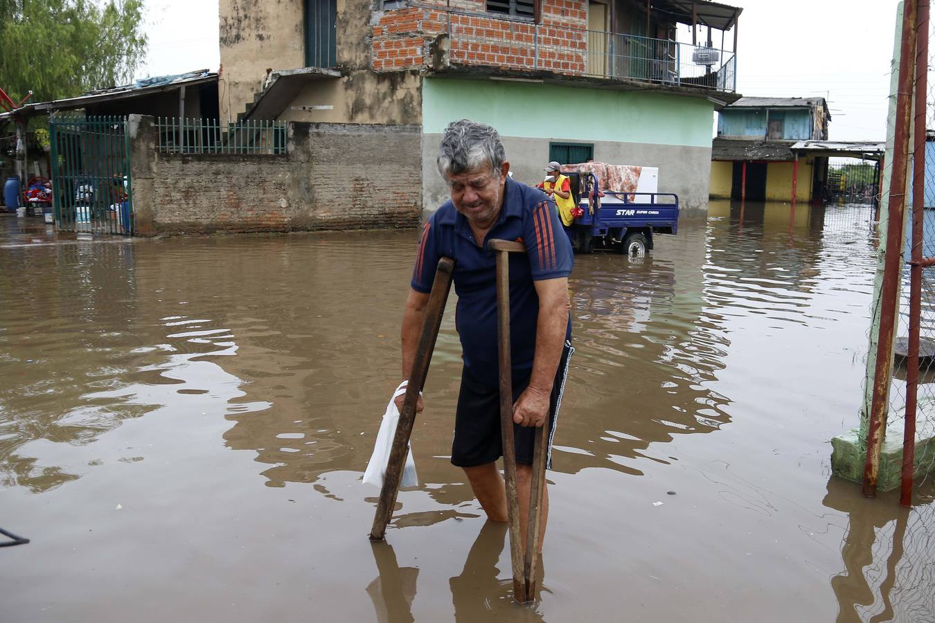 Los habitantes del Bañado Sur, una de las zonas de Asunción golpeadas por las inundaciones del río Paraguay, desconfían de las soluciones del Gobierno ante este problema cíclico, que ha obligado a unas 2.000 familias a dejar sus hogares y a la Junta Municipal a declarar el estado de emergencia.