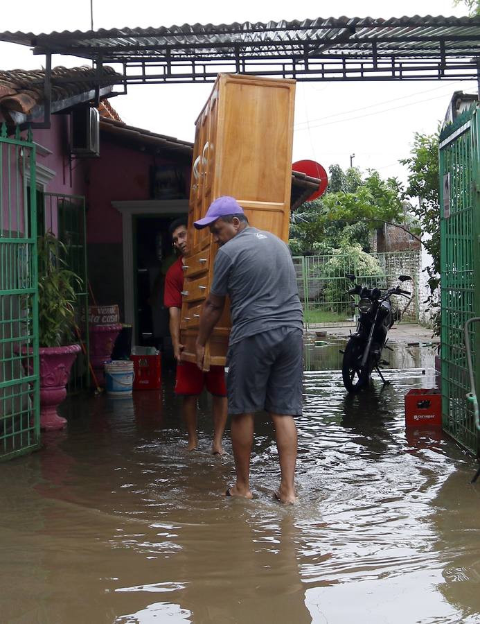 Los habitantes del Bañado Sur, una de las zonas de Asunción golpeadas por las inundaciones del río Paraguay, desconfían de las soluciones del Gobierno ante este problema cíclico, que ha obligado a unas 2.000 familias a dejar sus hogares y a la Junta Municipal a declarar el estado de emergencia.