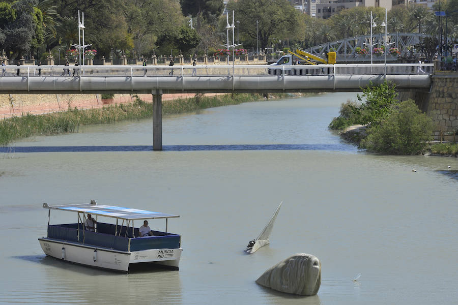 El barco, que recorrió anteriormente las aguas del Retiro madrileño, tiene una capacidad para 40 personas y ofrece rutas turísticas por 2,5 euros