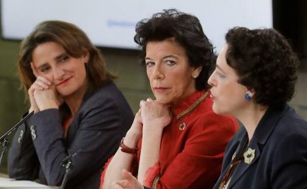 Las ministras Teresa Ribera, Isabel Celaá y Magdalena Valerio, este viernes, durante la rueda de prensa posterior al Consejo de Ministros.