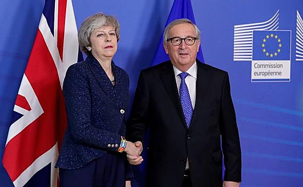 El presidente de la Comisión Europea, Jean-Claude Juncker, y la primera ministra británica, Theresa May.