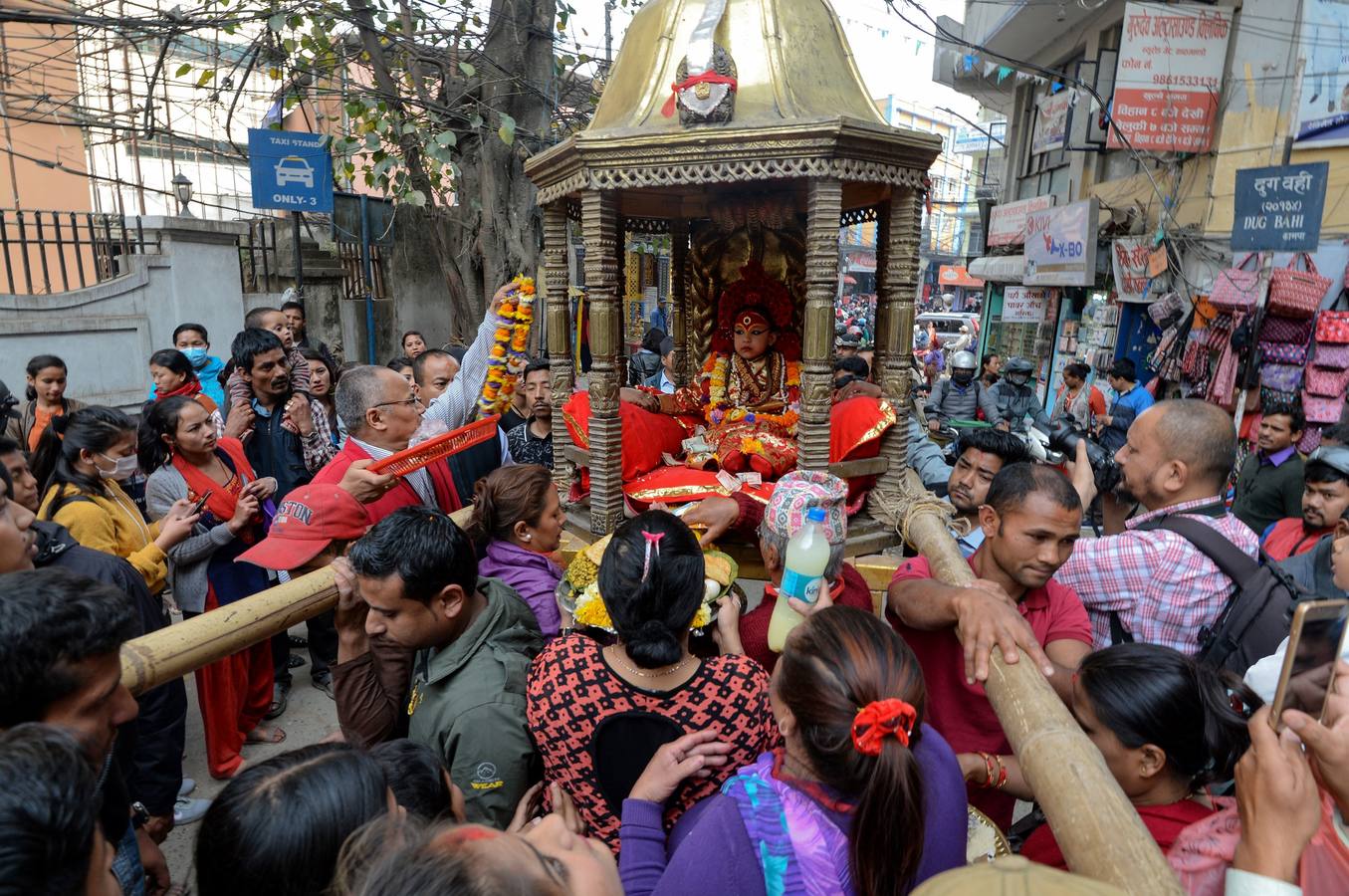 Celebración del tradicional festival hípico Ghode Jatra en Katmandú (Nepal). Este evento lo organiza el Ejército nepalés para alejar a los demonios. Miles de ciudadanos de todo el país asisten al festival.