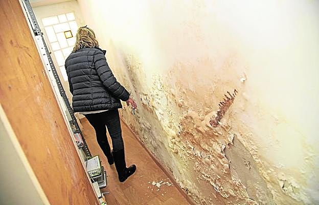 María José muestra los daños causados por las filtraciones en una habitación de su casa. 
