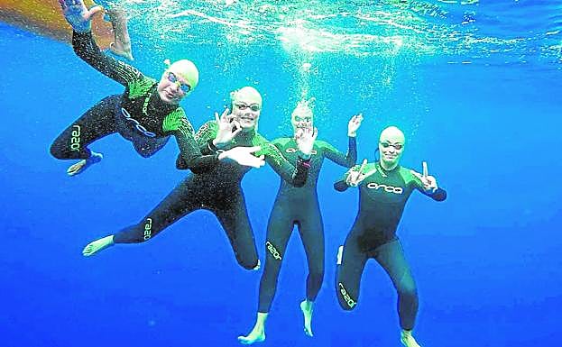 Las cuatro nadadoras de 'Brazadas de vida', durante un entrenamiento. 