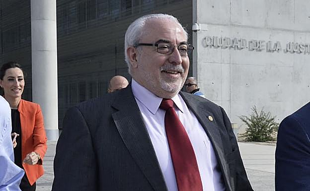 José Luis Mendoza, a la salida de los juzgados en 2016, cuando fue llamado a declarar. 