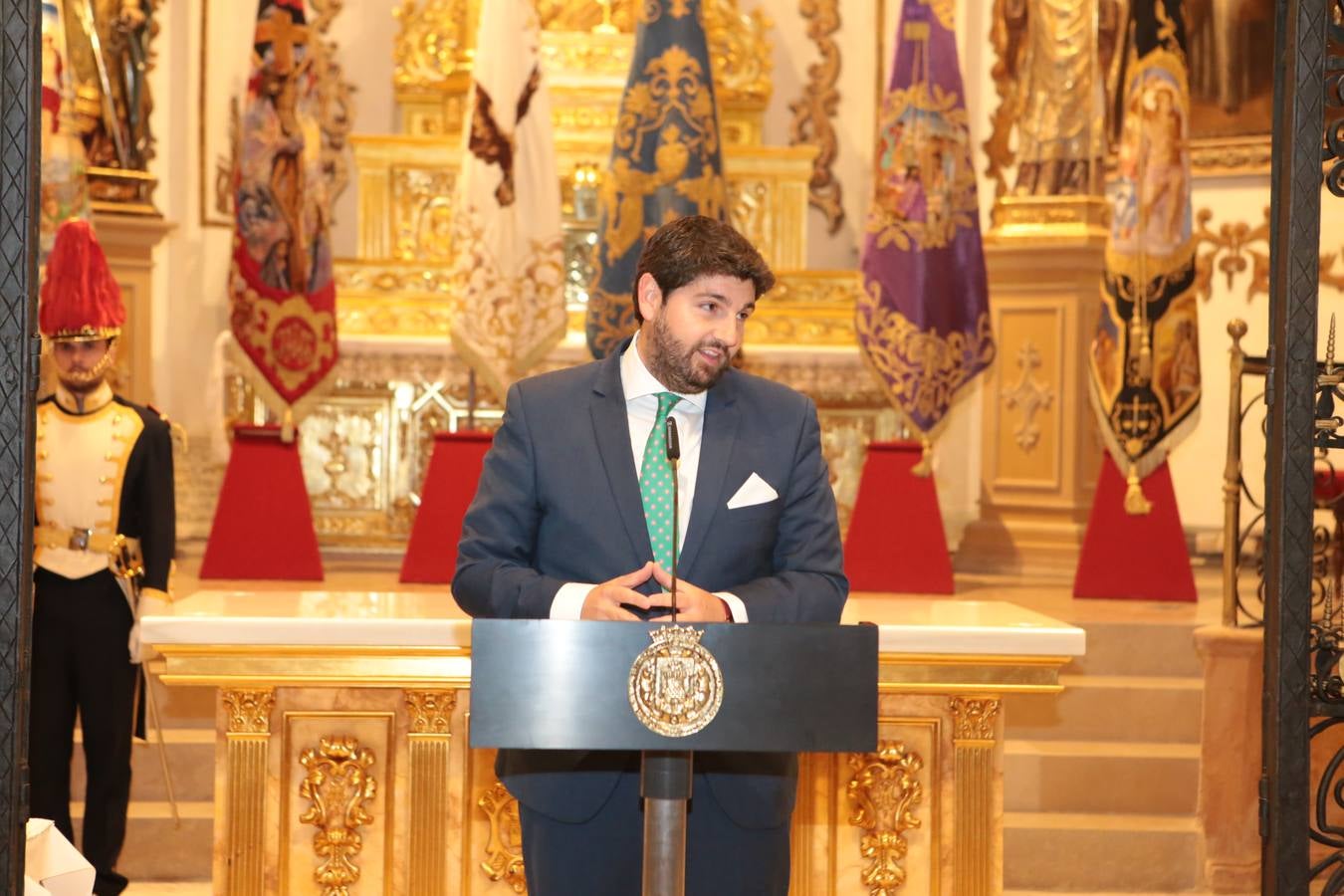 El presidente regional recurre a vivencias personales y a su experiencia como cofrade en el pregón de las procesiones 