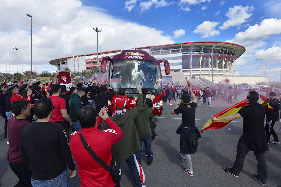 La afición grana arropó a su equipo a la salida de Nueva Condomina