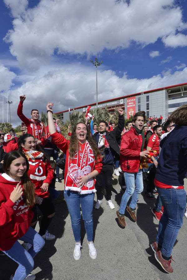 La afición grana arropó a su equipo a la salida de Nueva Condomina