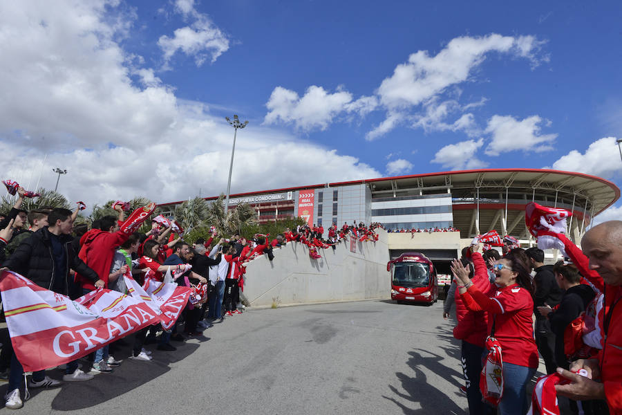 La afición grana arropó a su equipo a la salida de Nueva Condomina