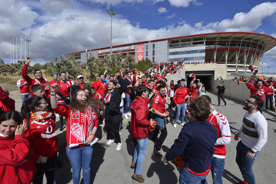 La afición grana arropó a su equipo a la salida de Nueva Condomina