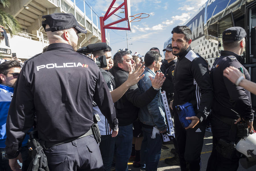 Los cánticos enfrentados de albinegros y granas protagonizan la previa del partido en el Cartagonova