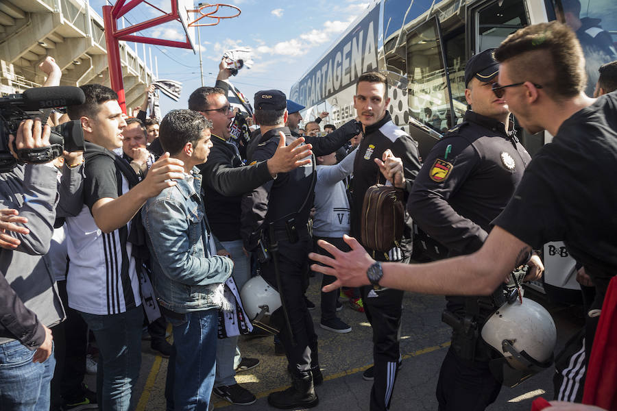 Los cánticos enfrentados de albinegros y granas protagonizan la previa del partido en el Cartagonova