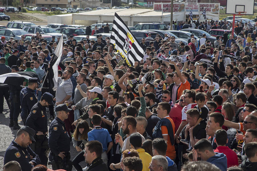 Los cánticos enfrentados de albinegros y granas protagonizan la previa del partido en el Cartagonova