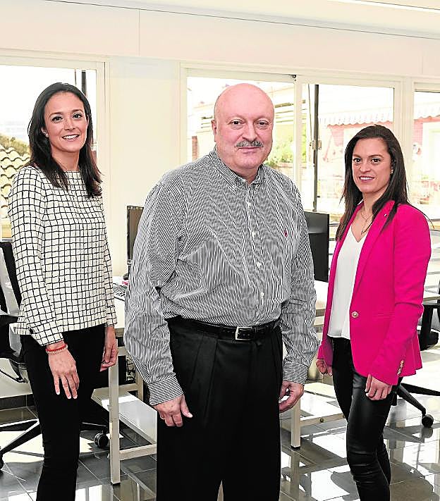 Ernesto Escribá, flanqueado por Carmen y Julia Escribá. Alfonso Durán / EFQ