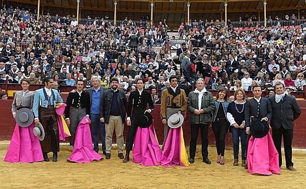 Posado, antes de la corrida, en la Plaza de Toros de Murcia. 