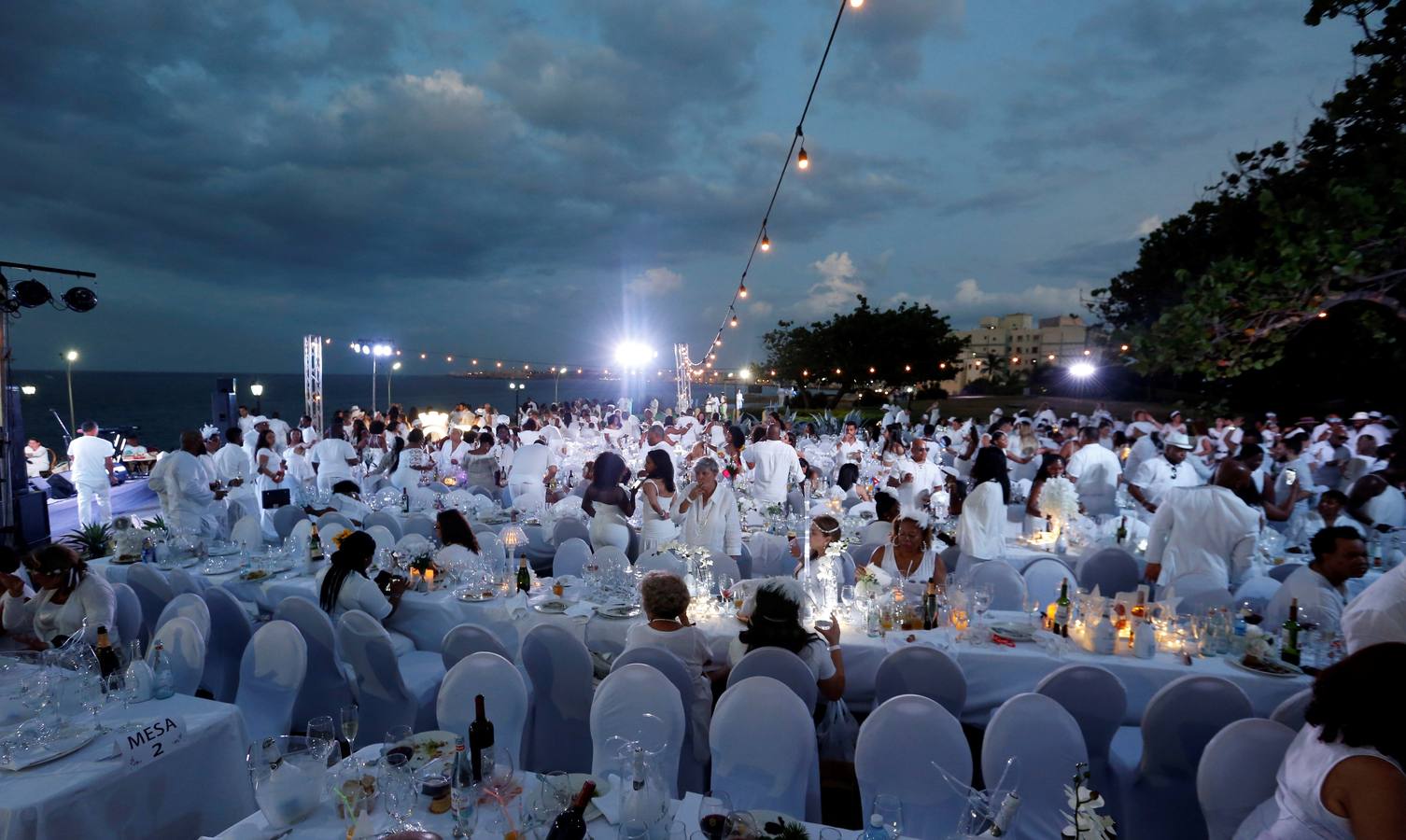 Unos 500 comensales de diversos países participan por primera vez en «Le Dîner en Blanc» (La cena en blanco), celebrada en el jardín de un céntrico hotel, en La Habana (Cuba).