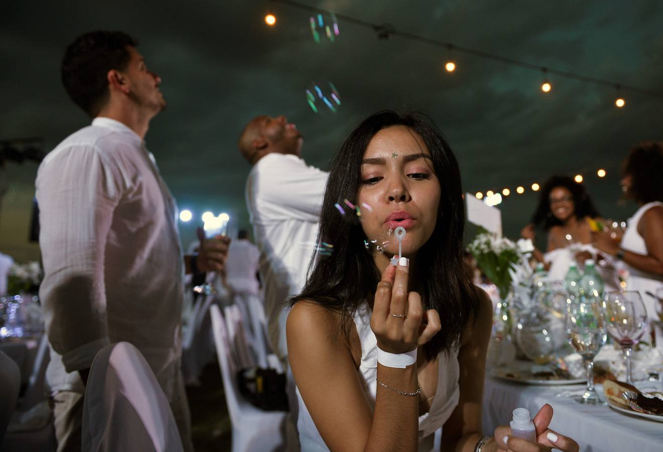 Unos 500 comensales de diversos países participan por primera vez en «Le Dîner en Blanc» (La cena en blanco), celebrada en el jardín de un céntrico hotel, en La Habana (Cuba).