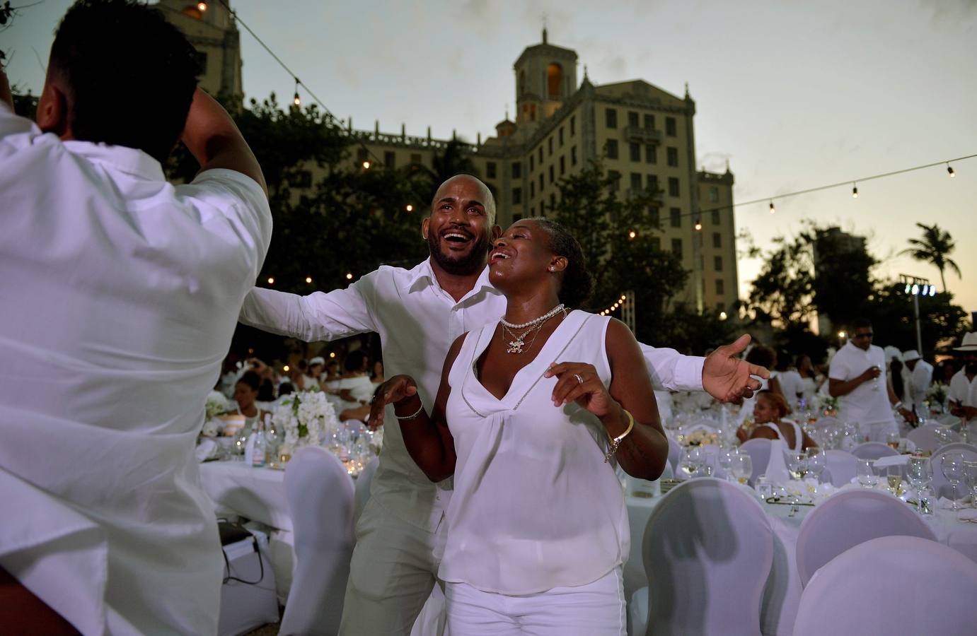 Unos 500 comensales de diversos países participan por primera vez en «Le Dîner en Blanc» (La cena en blanco), celebrada en el jardín de un céntrico hotel, en La Habana (Cuba).
