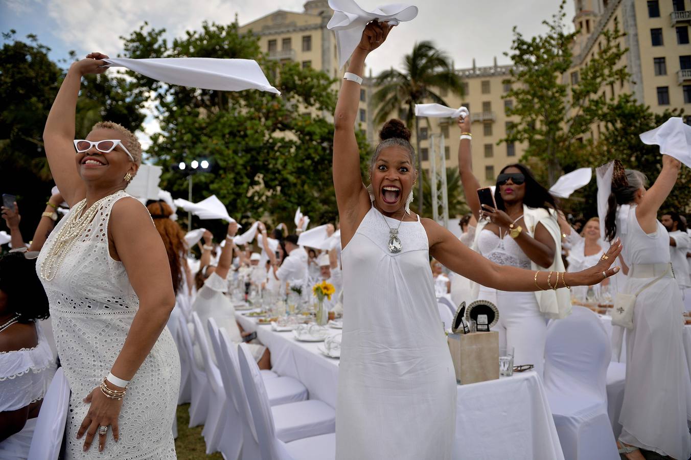 Unos 500 comensales de diversos países participan por primera vez en «Le Dîner en Blanc» (La cena en blanco), celebrada en el jardín de un céntrico hotel, en La Habana (Cuba).
