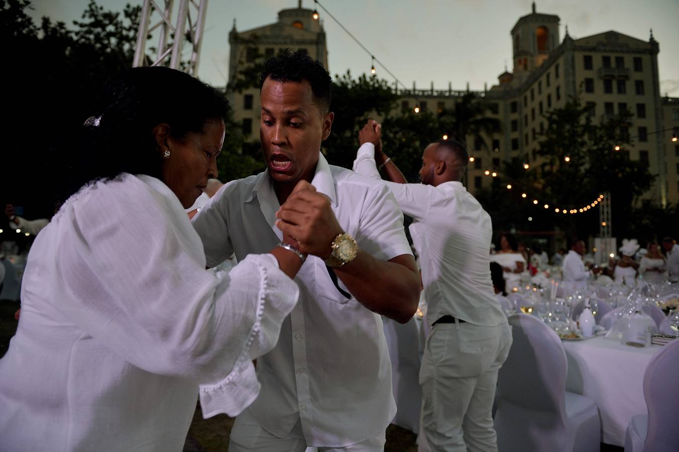 Unos 500 comensales de diversos países participan por primera vez en «Le Dîner en Blanc» (La cena en blanco), celebrada en el jardín de un céntrico hotel, en La Habana (Cuba).