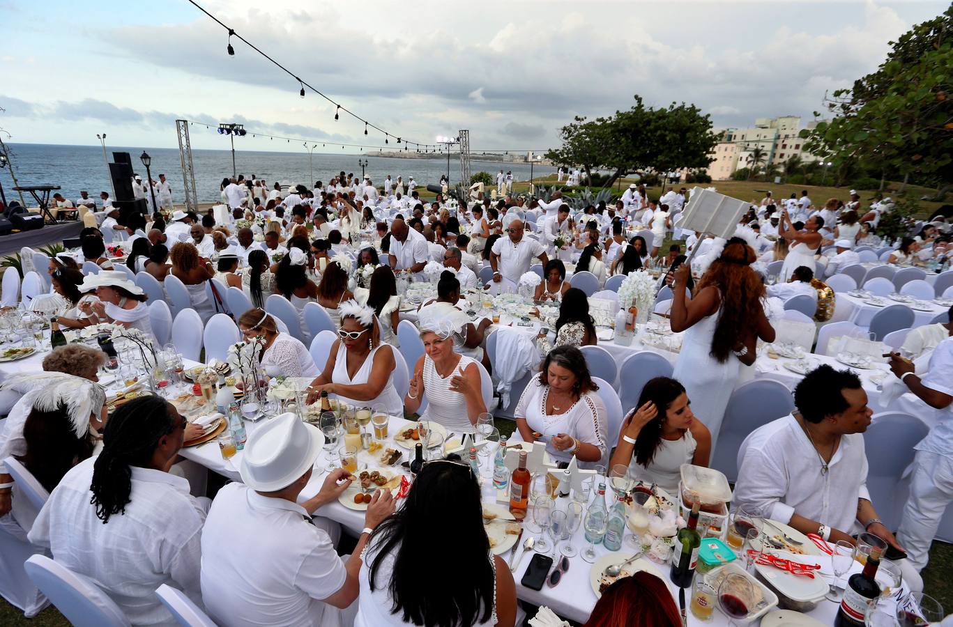 Unos 500 comensales de diversos países participan por primera vez en «Le Dîner en Blanc» (La cena en blanco), celebrada en el jardín de un céntrico hotel, en La Habana (Cuba).
