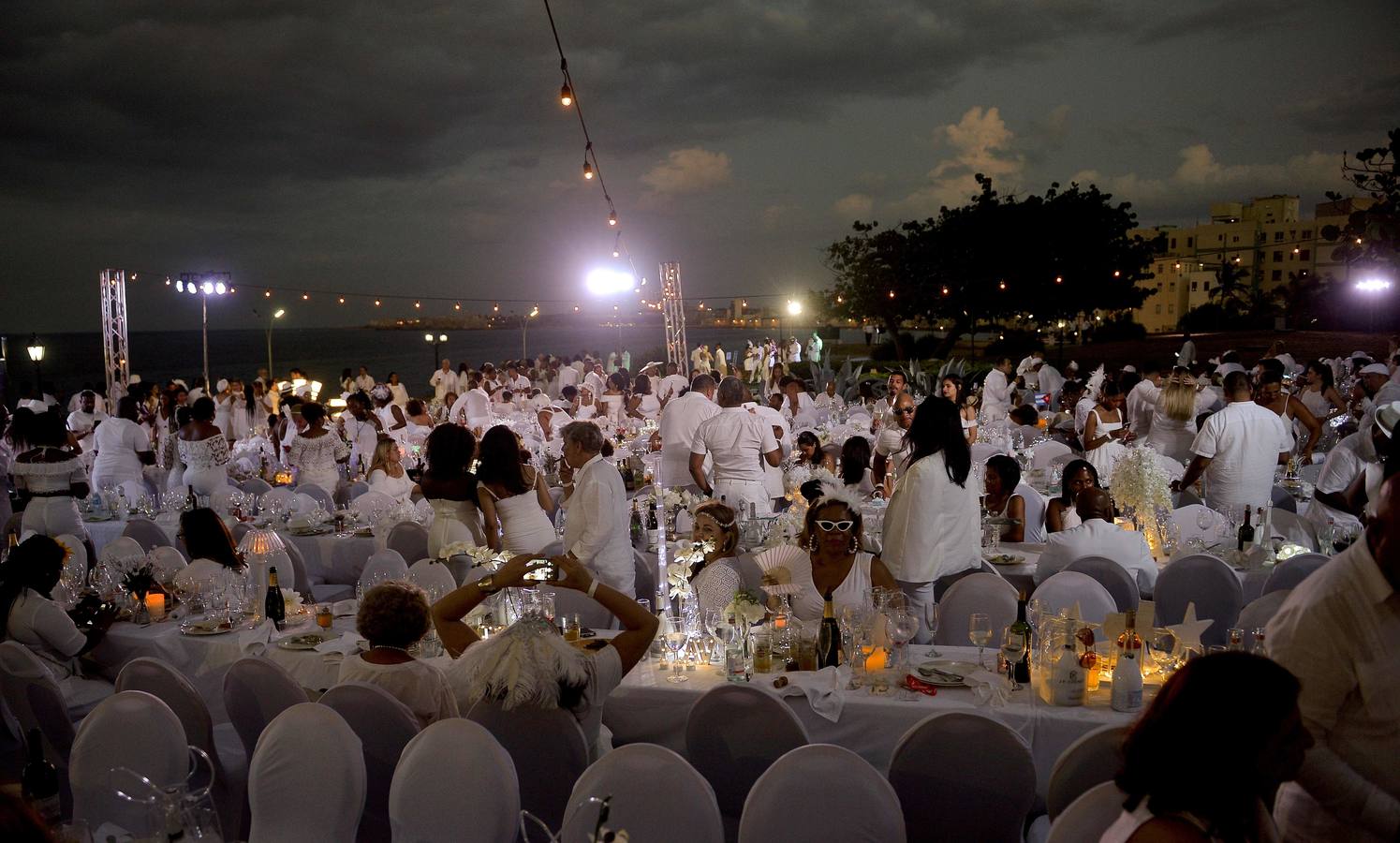 Unos 500 comensales de diversos países participan por primera vez en «Le Dîner en Blanc» (La cena en blanco), celebrada en el jardín de un céntrico hotel, en La Habana (Cuba).